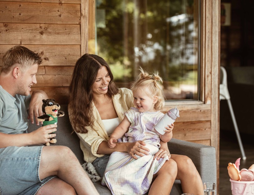Camping-de-kleine-wolf-accommodatie-zwaluwlodge-meisje-ouders-veranda.jpg