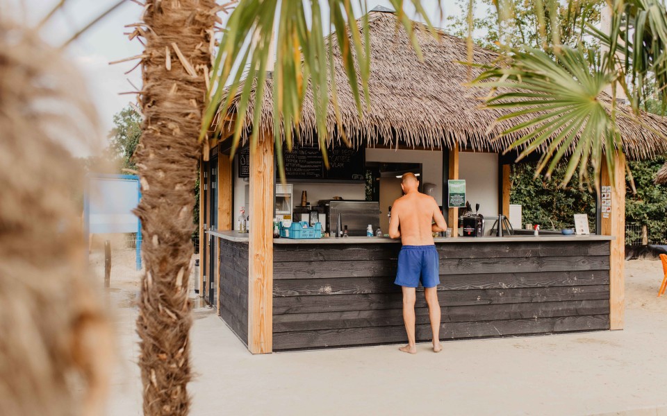 Camping-de-kleine-wolf-faciliteit-beachbar-voorkant.jpg