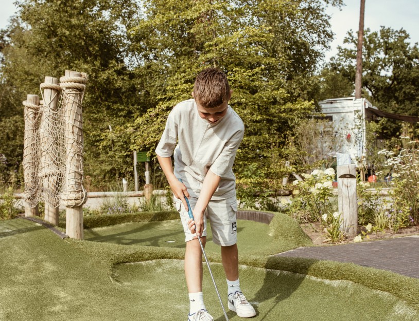 Camping-de-kleine-wolf-faciliteit-adventuregolf-jongen.jpg