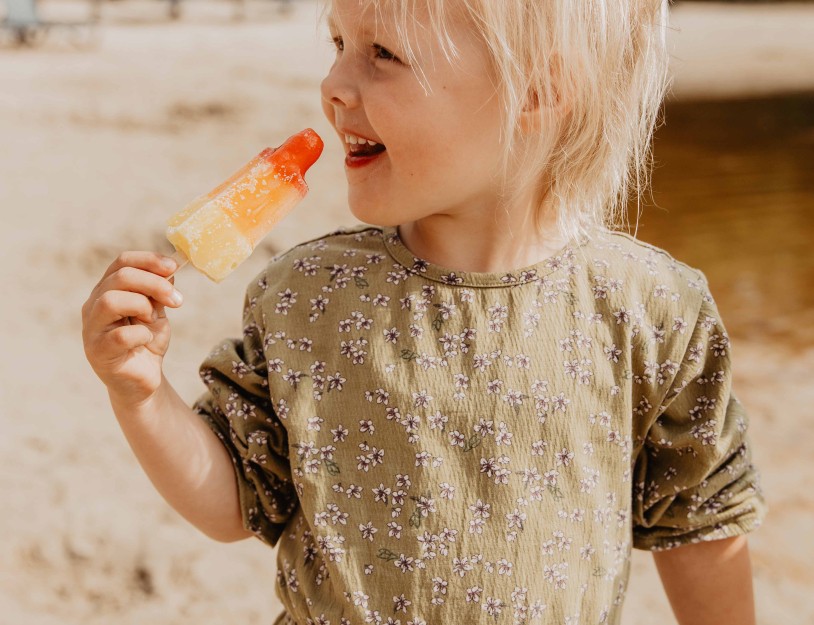 Camping-de-kleine-wolf-faciliteit-beachbar-zandstrand-meisje-ijsje-2.jpg
