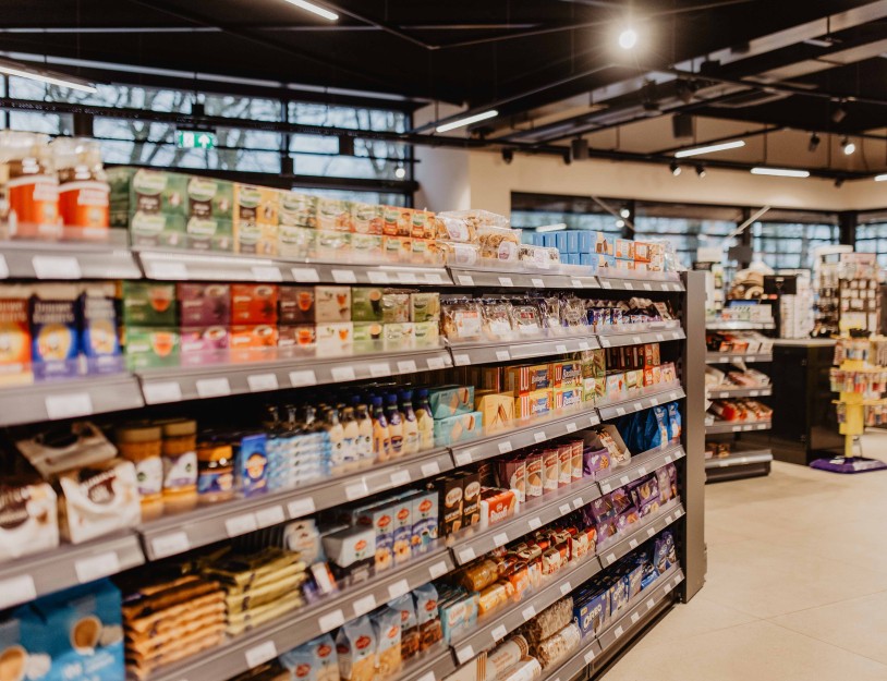 Camping-de-kleine-wolf-supermarkt-assortiment-schappen kopie.jpg