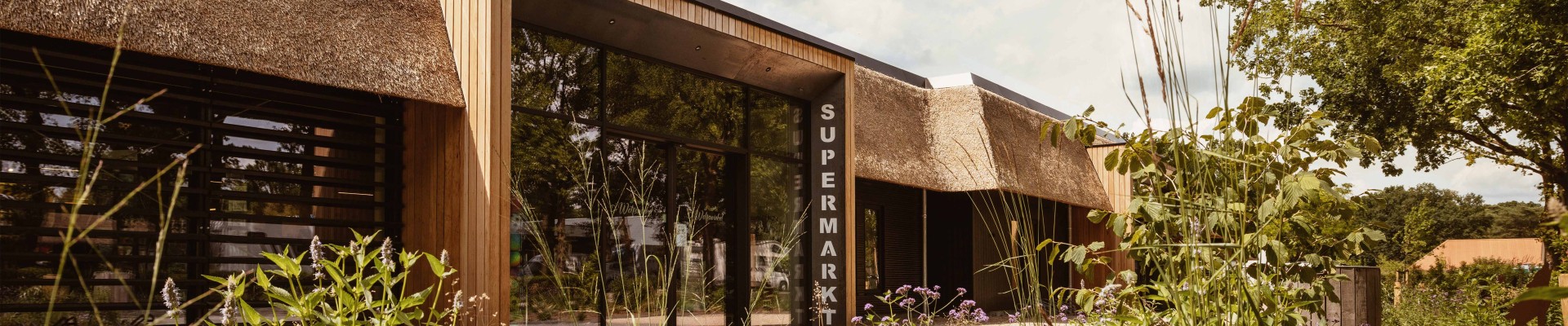 Camping-de-kleine-wolf-faciliteit-supermarkt-entree.jpg
