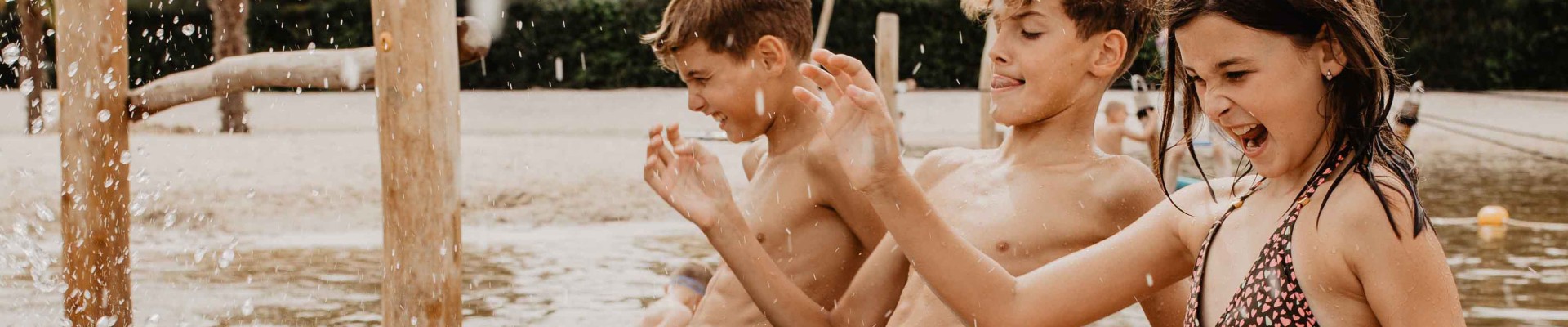 Camping-de-kleine-wolf-faciliteit-zandstrand-kinderen-spetteren-2-blauw-header.jpg