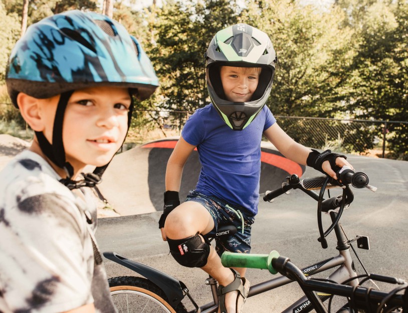 Camping-de-kleine-wolf-faciliteit-pumptrack-jongens-staan.jpg