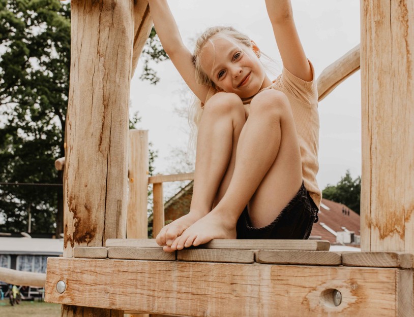 Camping-de-kleine-wolf-speeltoestel-specht-meisje-lachen.jpg