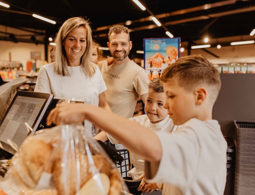 Camping-de-kleine-wolf-supermarkt-gezin-kassa-lachen-2 kopie.jpg