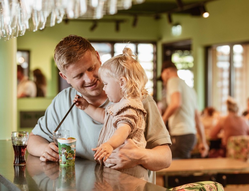 Camping-de-kleine-wolf-faciliteit-foodbar-vader-dochter.jpg