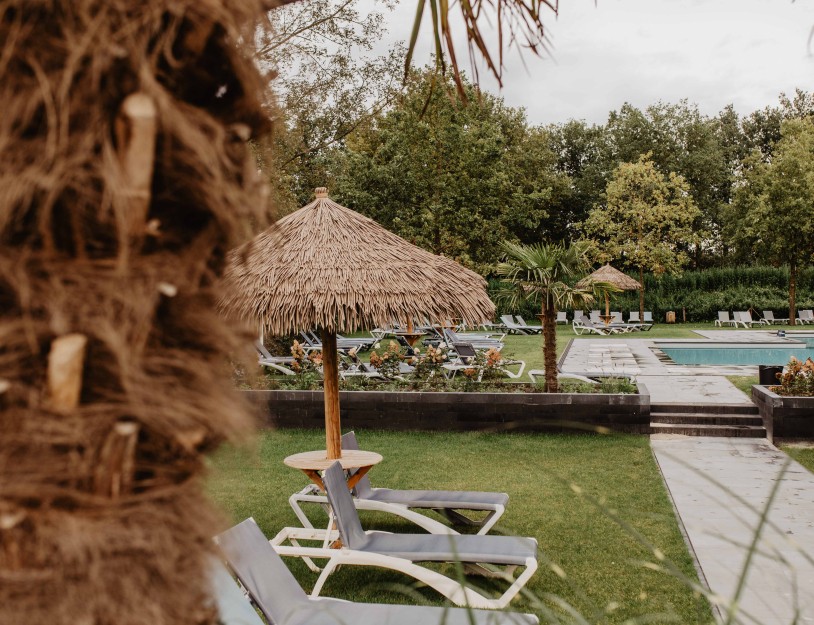 Camping-de-kleine-wolf-faciliteit-zwembad-doorkijk-extra-buitenbad.jpg