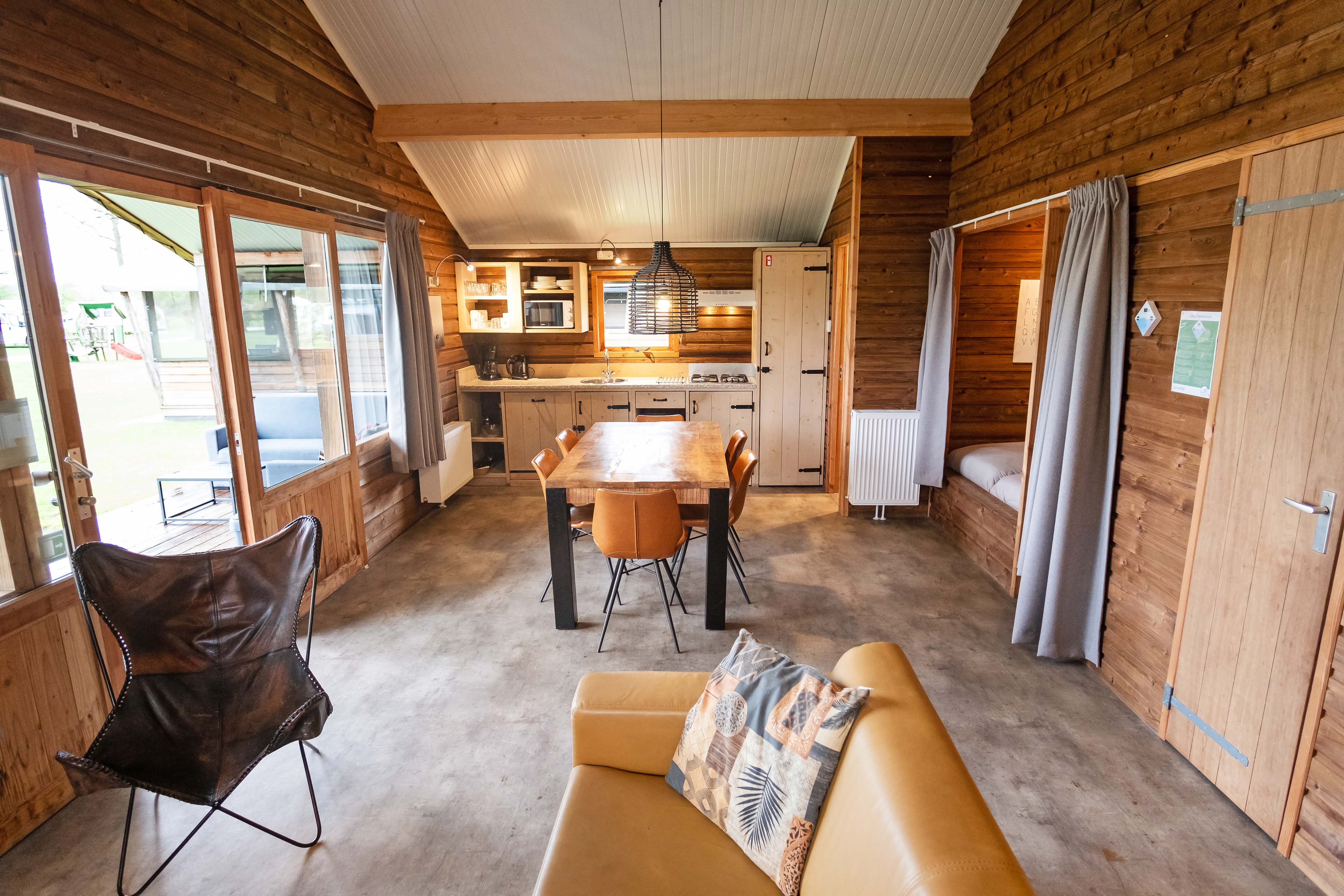 Camping-de-kleine-wolf-accommodatie-zwaluwlodge-overzicht-woonkamer-keuken.jpg