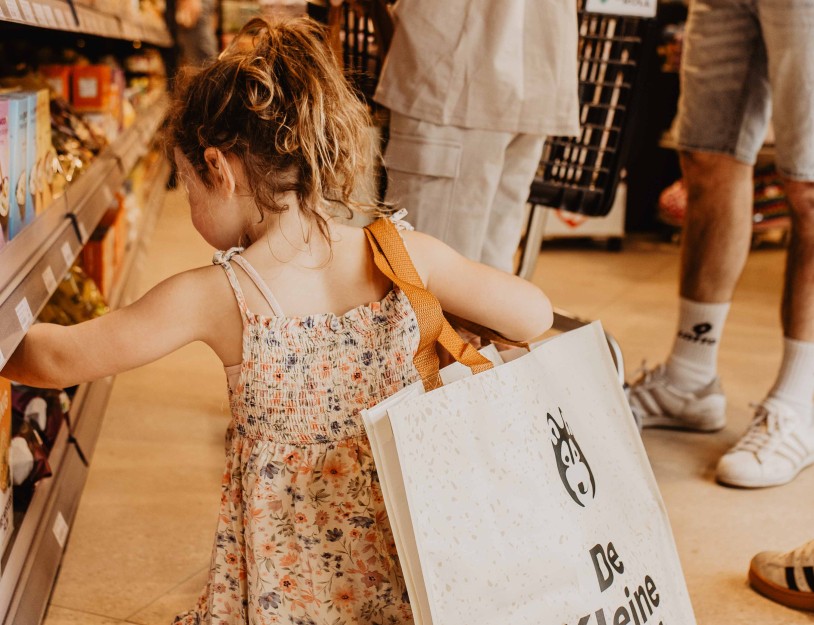 Camping-de-kleine-wolf-supermarkt-meisje-tas-bukken kopie.jpg