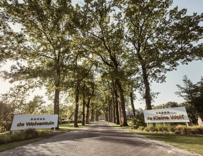 Camping-de-kleine-wolf-faciliteit-oprijlaan-boerderij.jpg