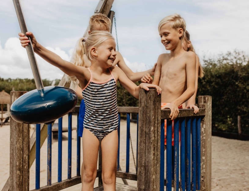 Camping-de-kleine-wolf-faciliteit-zandstrand-kabelbaan-kinderen-samen.jpg