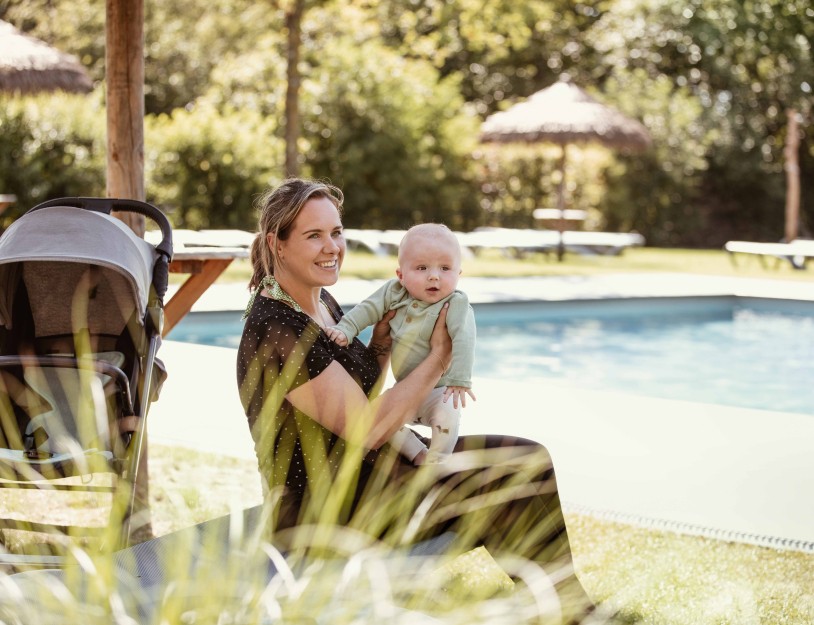 Camping-de-kleine-wolf-faciliteit-zwembad-buitenzwembad-extrabuitenbad-ligweide-moeder-baby-7.jpg