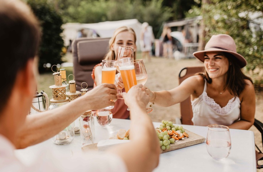 Camping-de-kleine-wolf-kamperen-proosten-lachen.jpg