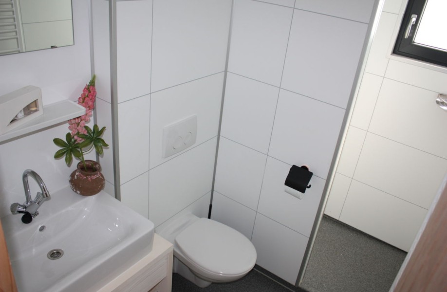 585-Kasteel - Badkamer met wc (2).jpg