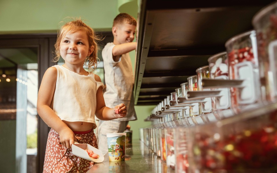 Camping-de-kleine-wolf-faciliteit-foodbar-snoepwand-meisje-2.jpg