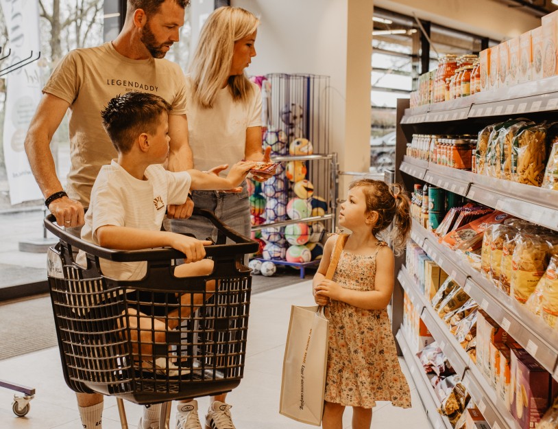 Camping-de-kleine-wolf-supermarkt-gezin-boodschappen-kar kopie.jpg