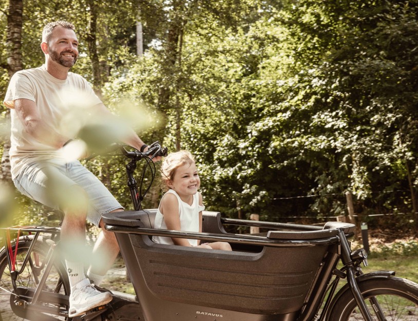 Camping-de-kleine-wolf-faciliteit-bakfiets-vader-dochter.jpg