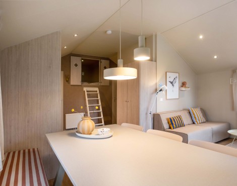 Camping-de-kleine-wolf-accommodatie-Outdoorlivinglodge-6personen-overzicht-keuken-1.jpg