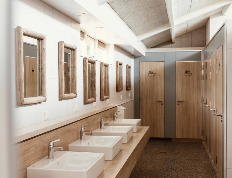 Camping-de-kleine-wolf-faciliteit-sanitairgebouw-overzicht-staand.jpg