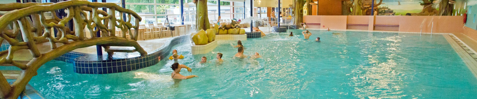 Zwembad - Binnen overzicht vanaf rots 1 (medium).jpg