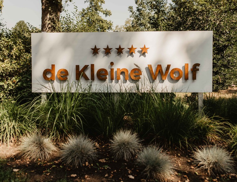 Camping-de-kleine-wolf-entree-close-up.jpg