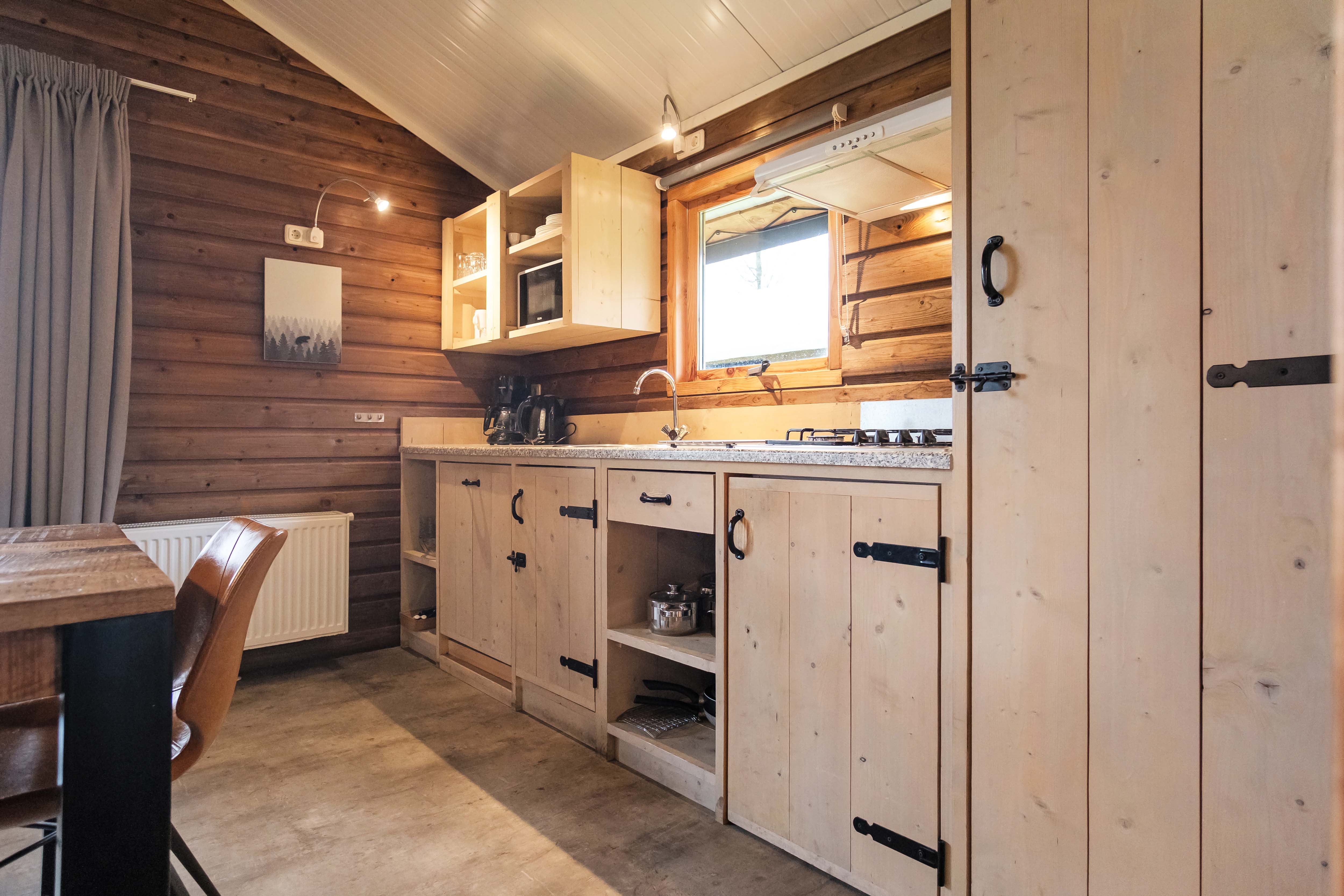 Camping-de-kleine-wolf-accommodatie-zwaluwlodge-keuken.jpg