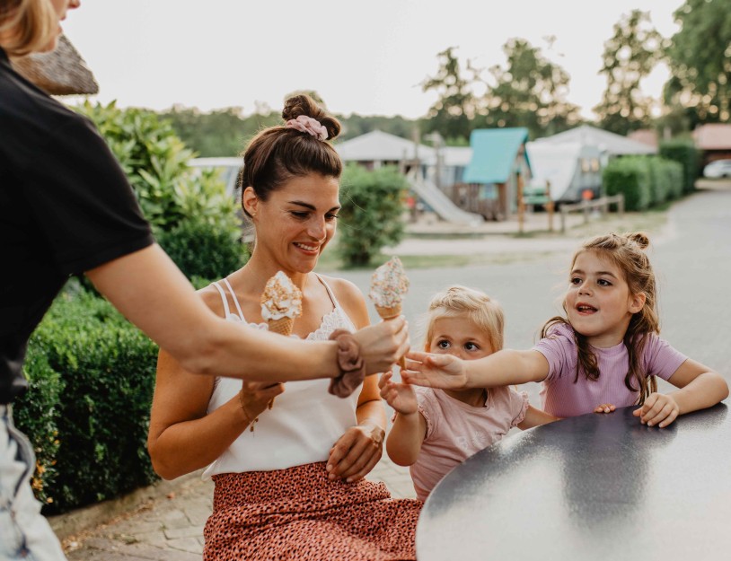 Camping-de-kleine-wolf-faciliteit-ijssalon-moeder-dochters-ijsje-eten-groen.jpg