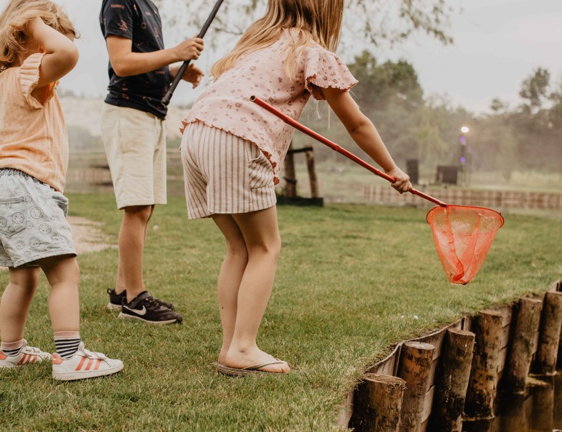 Camping-de-kleine-wolf-faciliteit-visvijver-kinderen-schepnetje.jpg