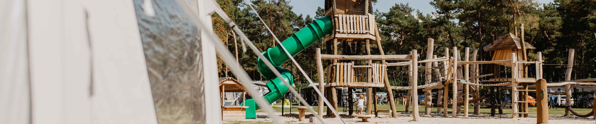 Camping-de-kleine-wolf-kamperen-kampeerveld-specht-uitzicht-speeltoestel.jpg