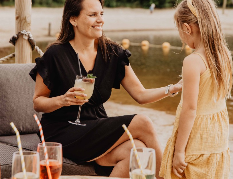 Camping-de-kleine-wolf-faciliteit-beachbar-terras-moeder-dochter.jpg