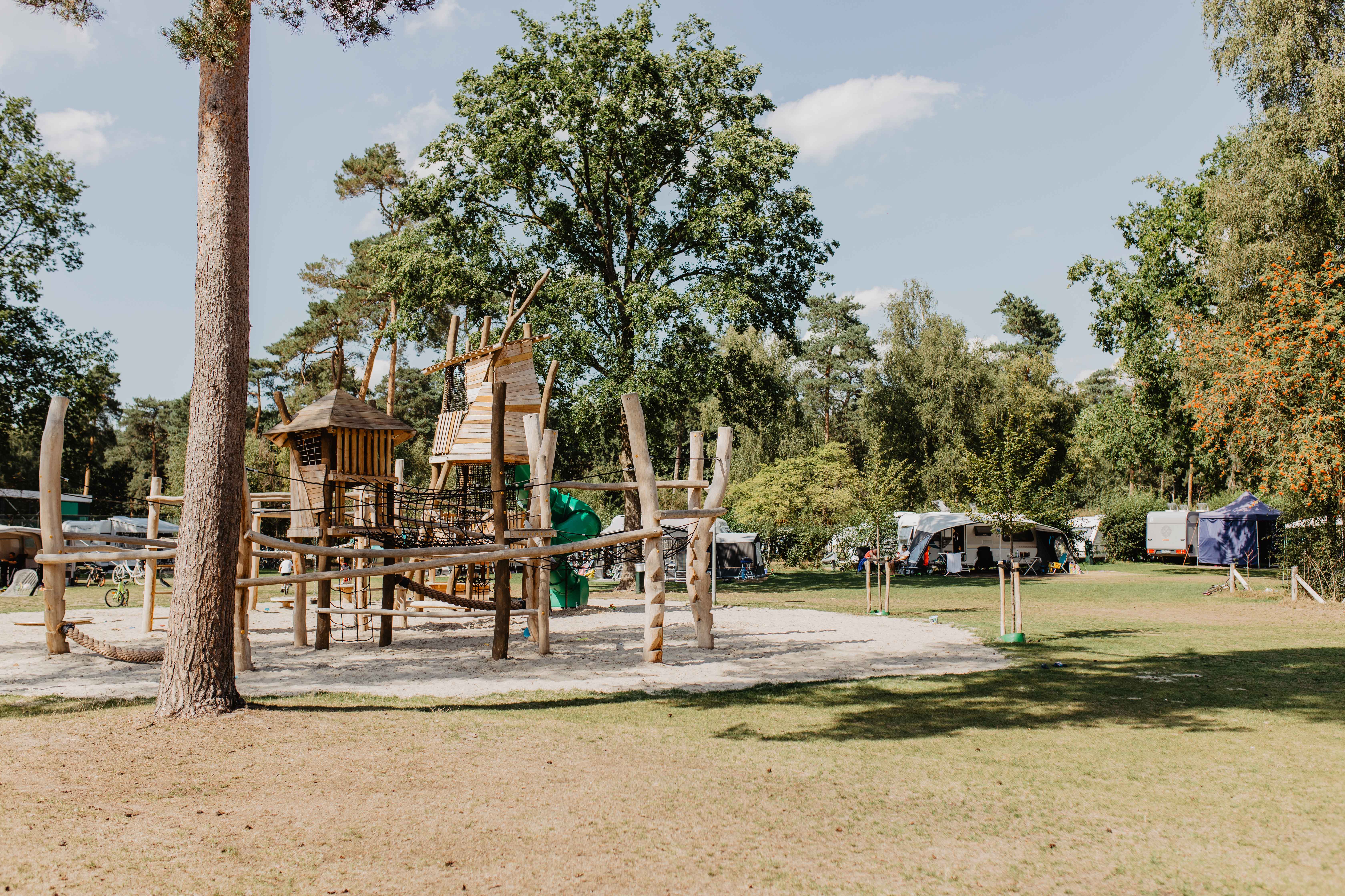 Camping-de-kleine-wolf-kamperen-kampeerveld-specht-speeltoestel.jpg