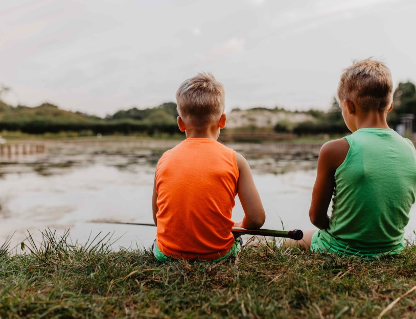 Camping-de-kleine-wolf-faciliteit-visvijver-jongens.jpg