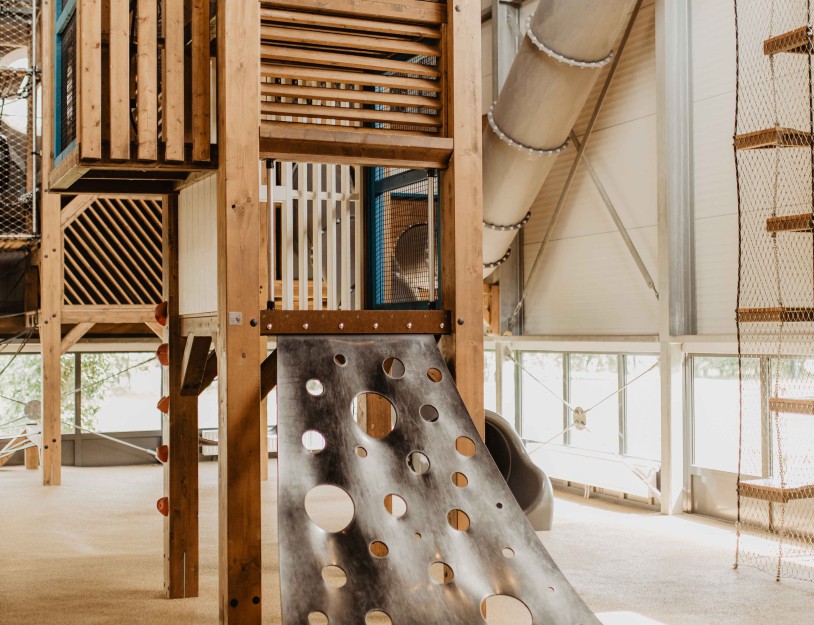 Camping-de-kleine-wolf-faciliteit-indoorspeeltuin-toren.jpg