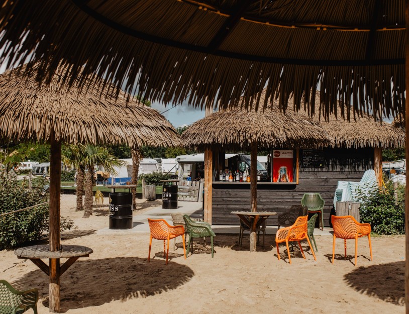 Camping-de-kleine-wolf-faciliteit-zandstrand-beachbar.jpg