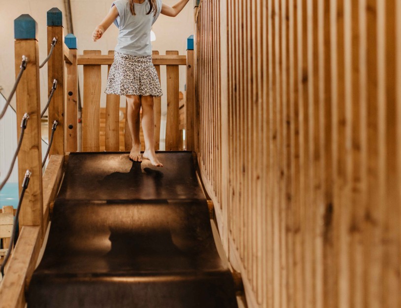 Camping-de-kleine-wolf-indoorspeeltuin-meisje-klimmen.jpg