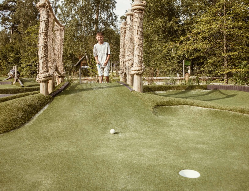 Camping-de-kleine-wolf-faciliteit-adventuregolf-jongen-2.jpg