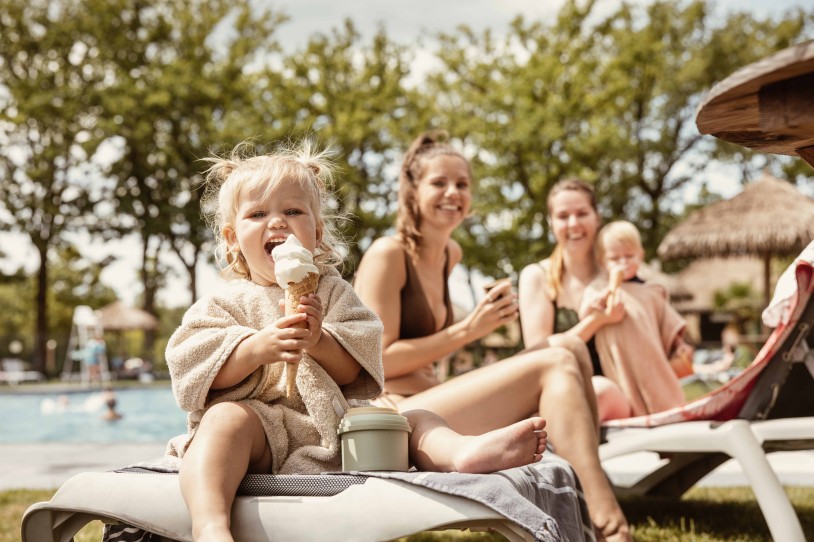 Camping-de-kleine-wolf-faciliteit-zwembad-buitenzwembad-extrabuitenbad-ligbed-meisje-ijsje.jpg