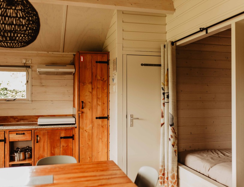 Camping-De-Kleine-Wolf-Accommodatie-OeHoelodge-keuken-slaapkamer-2.jpg