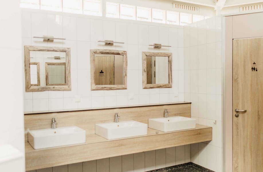 Camping-de-kleine-wolf-faciliteit-sanitairgebouw-overzicht-sanitair.jpg
