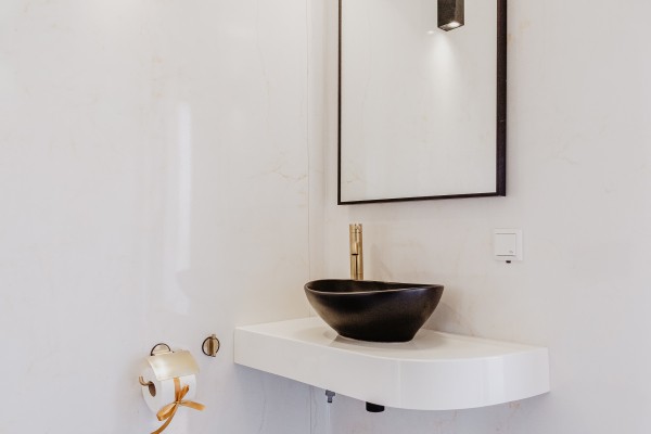 Camping-De-Kleine-Wolf-Prive-sanitair-comfortbeetje.jpg