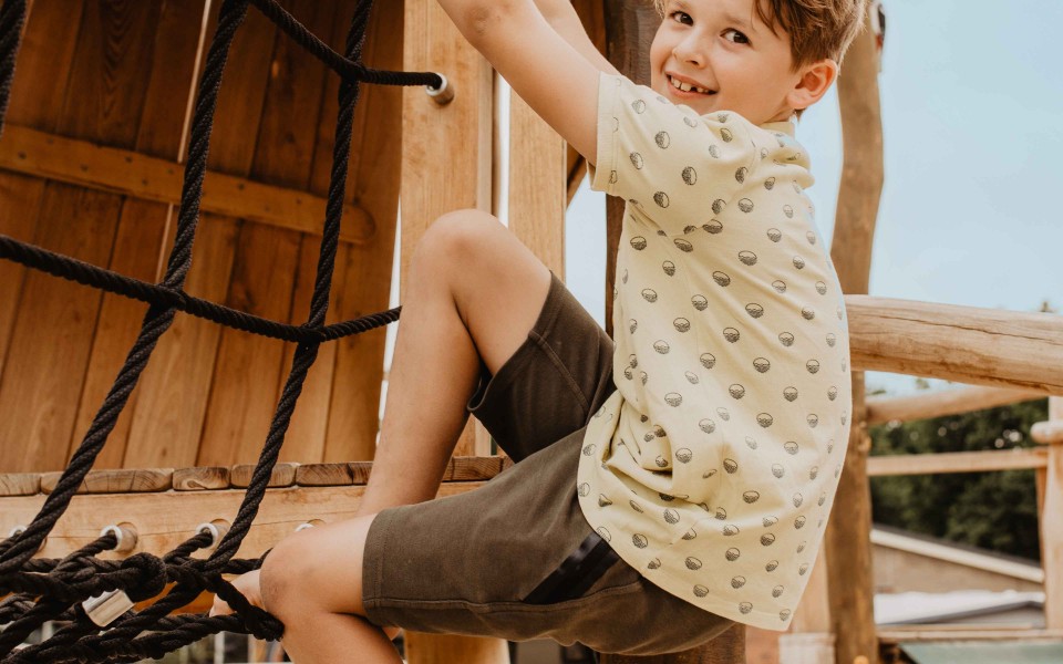 Camping-de-kleine-wolf-speeltoestel-specht-hangen-brug-jongen-blauw.jpg