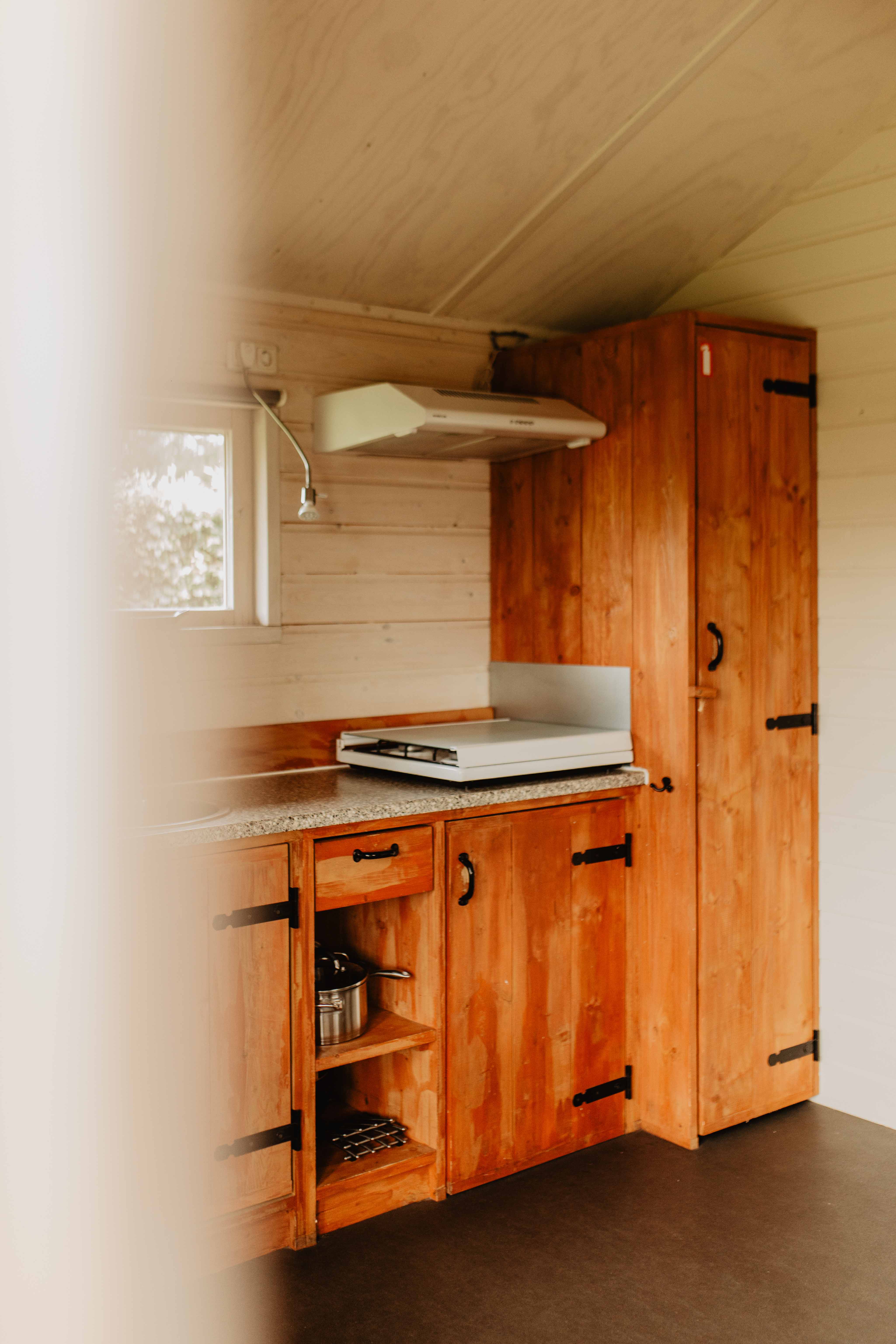 Camping-De-Kleine-Wolf-Accommodatie-OeHoelodge-keuken-2.jpg