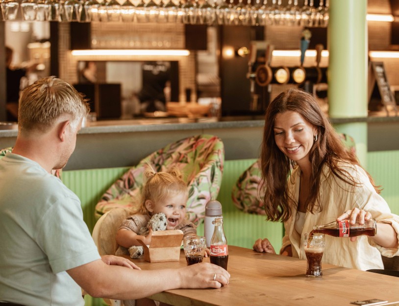 Camping-de-kleine-wolf-faciliteit-foodbar-gezin.jpg