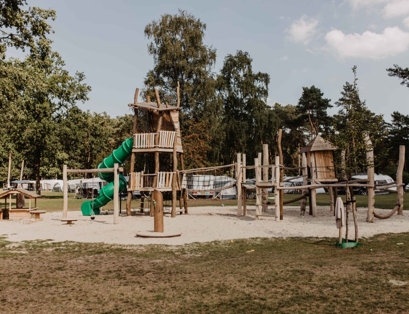 Camping-de-kleine-wolf-kamperen-kampeerveld-specht-speeltoestel3.jpg
