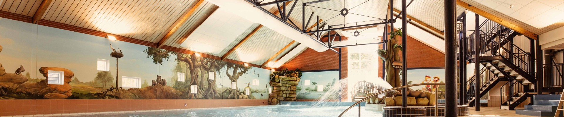 Camping-de-kleine-wolf-faciliteit-zwembad-binnenbad-overzicht.jpg