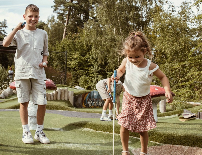 Camping-de-kleine-wolf-faciliteit-adventuregolf-meisje-jongen.jpg