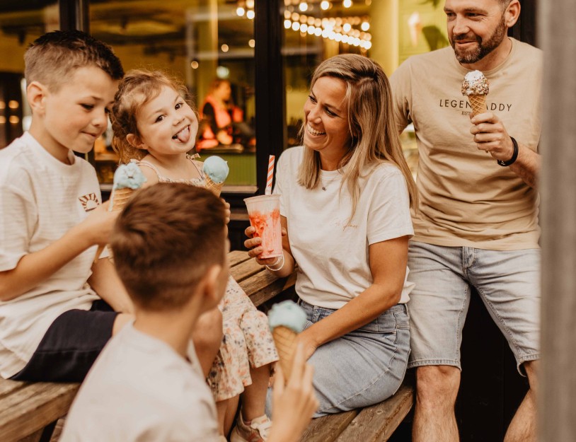 Camping-de-kleine-wolf-foodbar-ijssalon-ijsje-eten-buiten.jpg