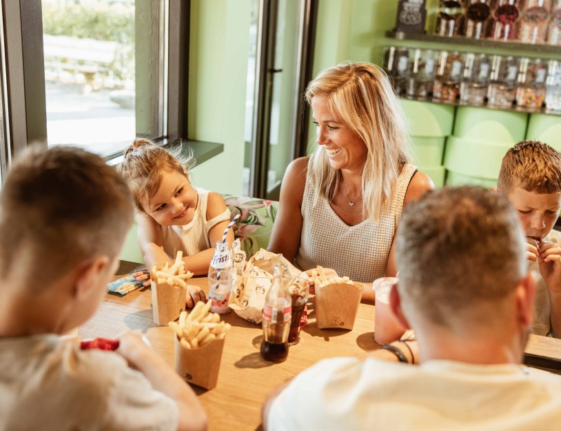 Camping-de-kleine-wolf-faciliteit-foodbar-gezin-lachen.jpg