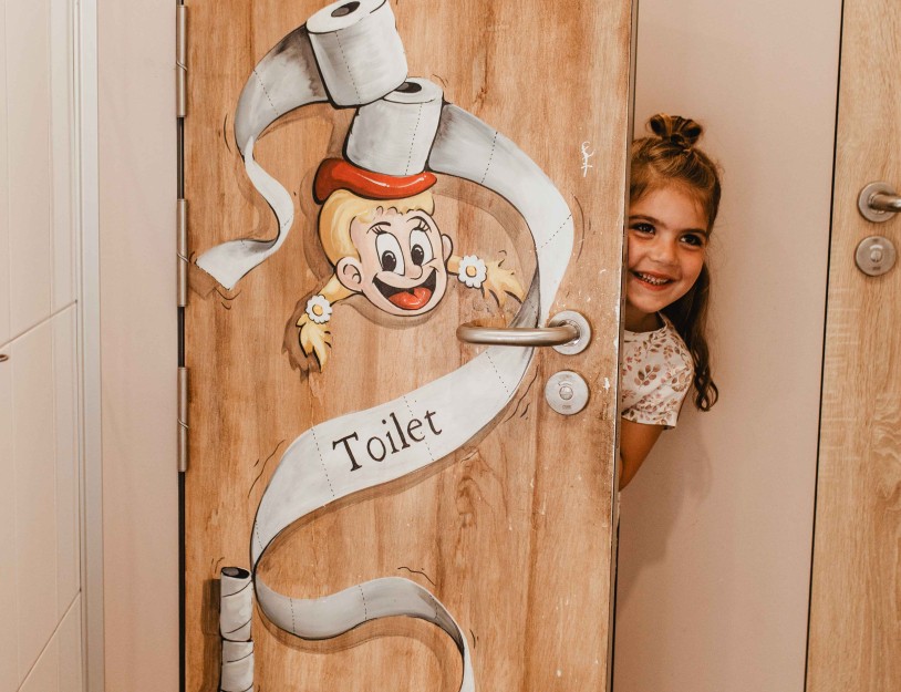 Camping-de-kleine-wolf-faciliteit-toiletgebouw-kindertoilet-meisje-deur.jpg
